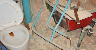 Профессиональный демонтаж перегородки ванной и туалета в Видном - от 570 рублей